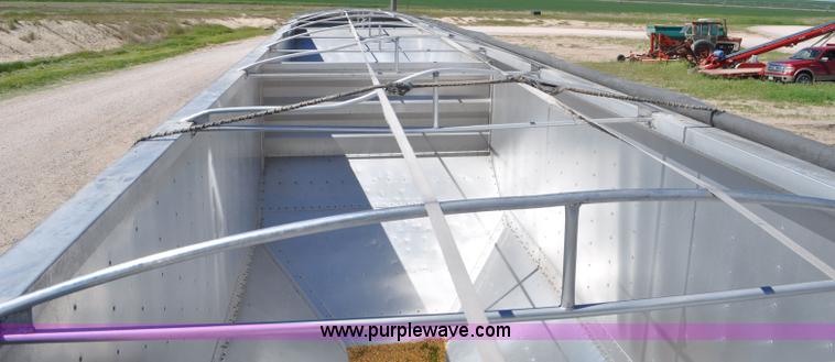 image for item G6486 2005 Wilson DWH550 Pace Setter double hopper grain trailer