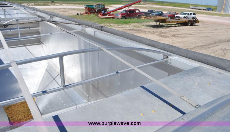 image for item G6486 2005 Wilson DWH550 Pace Setter double hopper grain trailer