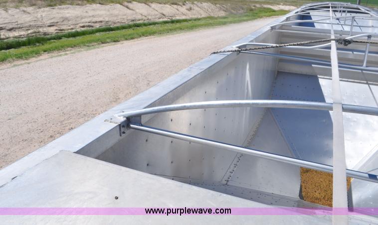 image for item G6486 2005 Wilson DWH550 Pace Setter double hopper grain trailer