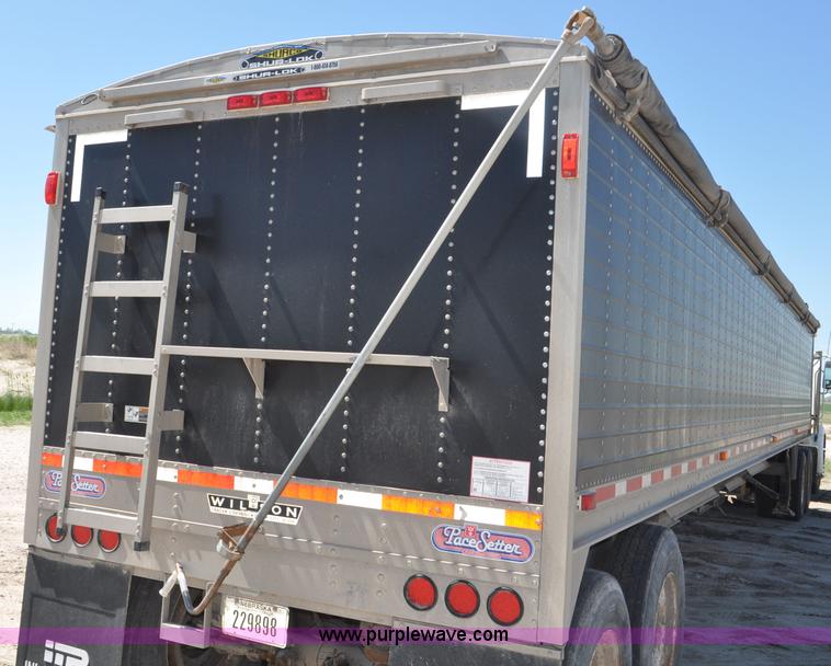 image for item G6486 2005 Wilson DWH550 Pace Setter double hopper grain trailer