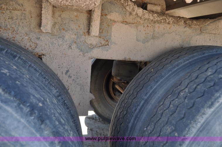 image for item G6486 2005 Wilson DWH550 Pace Setter double hopper grain trailer