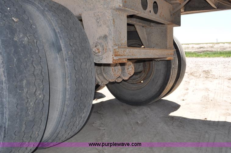 image for item G6486 2005 Wilson DWH550 Pace Setter double hopper grain trailer