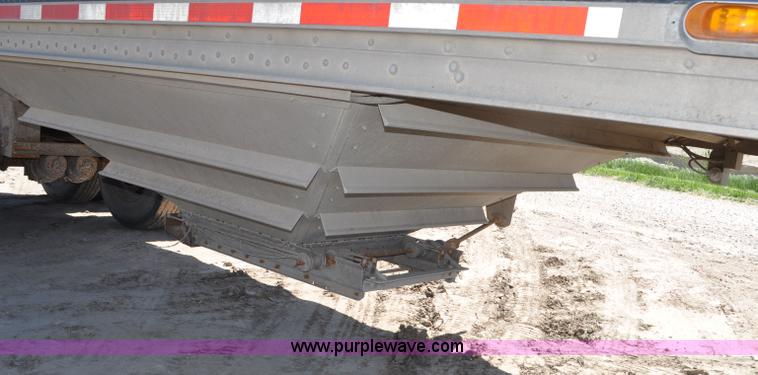 image for item G6486 2005 Wilson DWH550 Pace Setter double hopper grain trailer