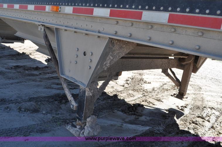 image for item G6486 2005 Wilson DWH550 Pace Setter double hopper grain trailer