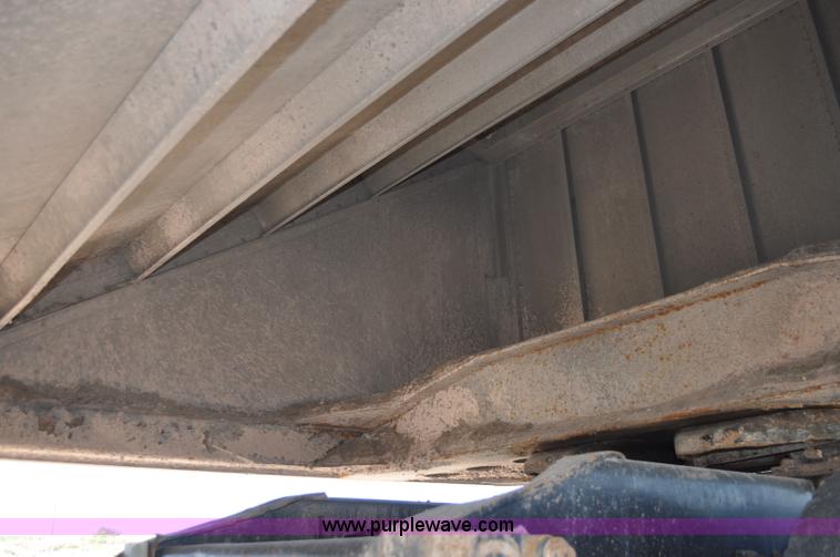 image for item G6486 2005 Wilson DWH550 Pace Setter double hopper grain trailer