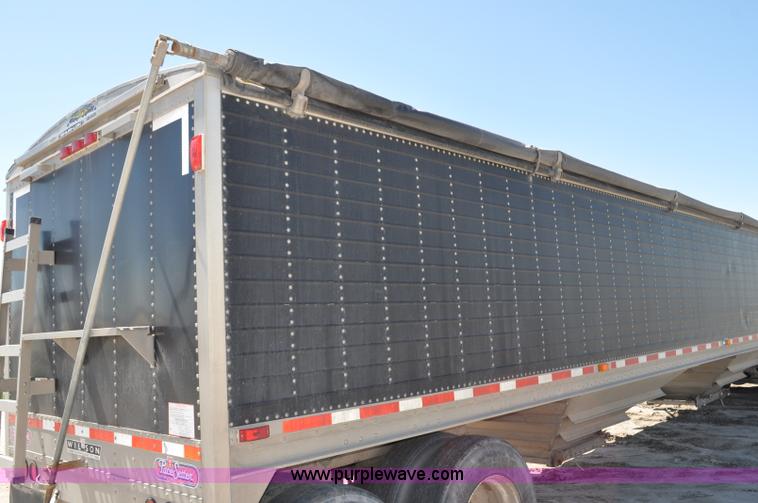 image for item G6486 2005 Wilson DWH550 Pace Setter double hopper grain trailer