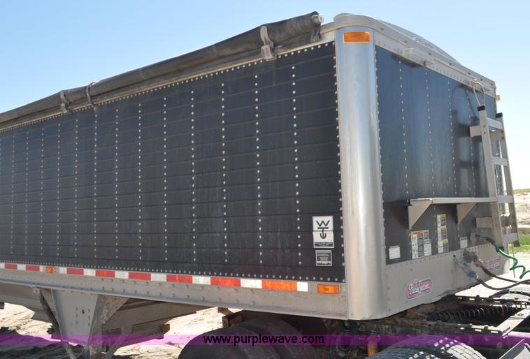 image for item G6486 2005 Wilson DWH550 Pace Setter double hopper grain trailer