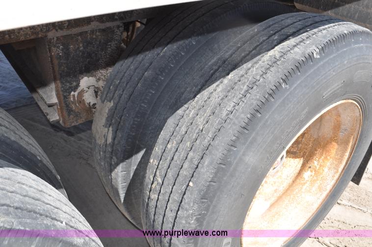 image for item G6486 2005 Wilson DWH550 Pace Setter double hopper grain trailer