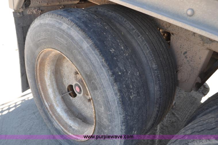 image for item G6486 2005 Wilson DWH550 Pace Setter double hopper grain trailer