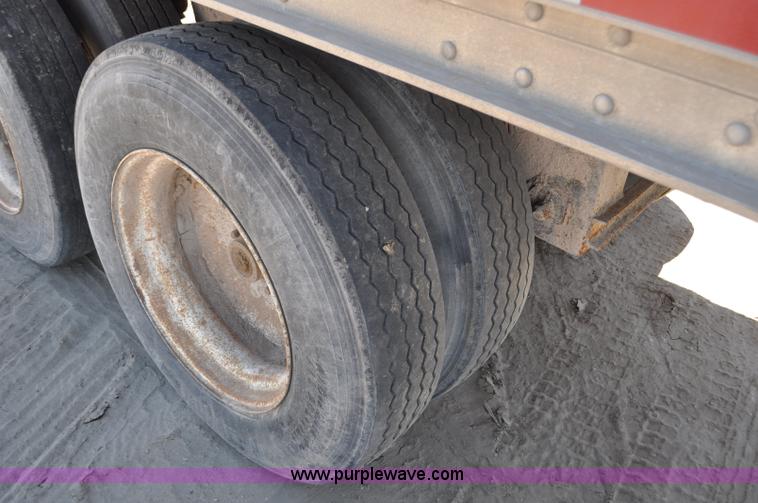 image for item G6486 2005 Wilson DWH550 Pace Setter double hopper grain trailer