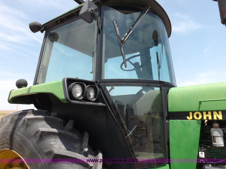 image for item H1897 1989 John Deere 4955 tractor