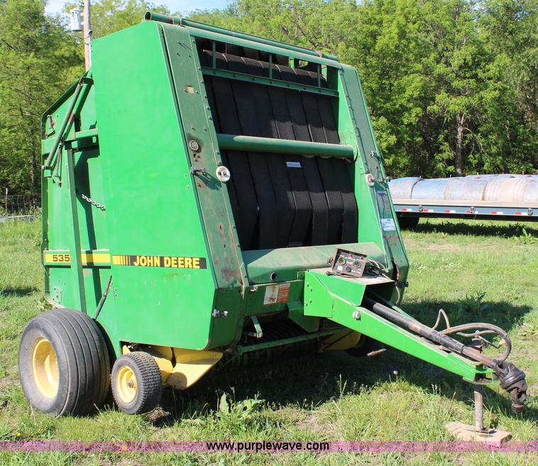 image for item H2528 1990 John Deere 535 round baler
