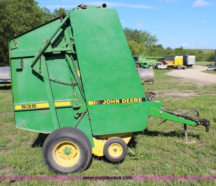 image for item H2528 1990 John Deere 535 round baler