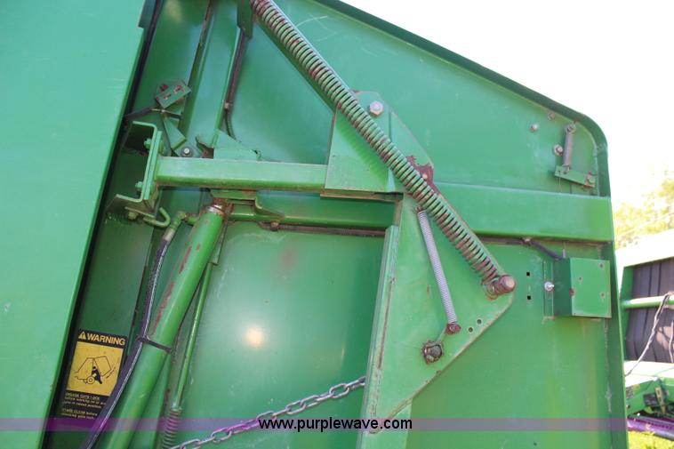 image for item H2528 1990 John Deere 535 round baler