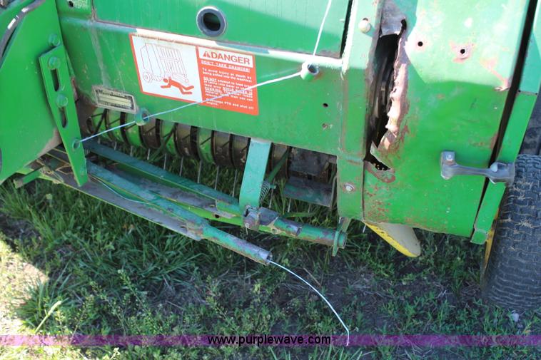 image for item H2528 1990 John Deere 535 round baler