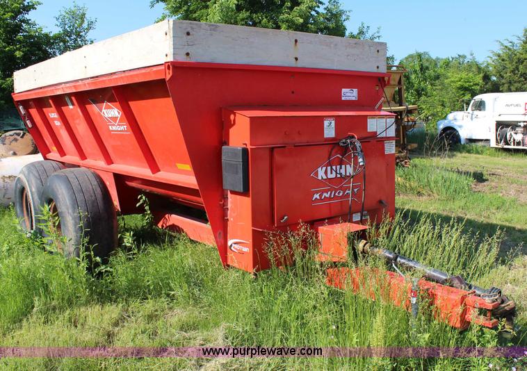 image for item H2744 2009 Kuhn Knight Slinger 8124 manure spreader