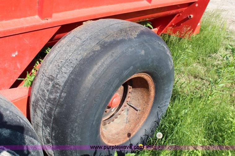 image for item H2744 2009 Kuhn Knight Slinger 8124 manure spreader