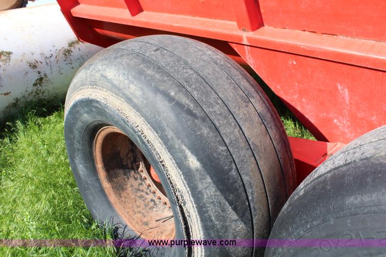 image for item H2744 2009 Kuhn Knight Slinger 8124 manure spreader