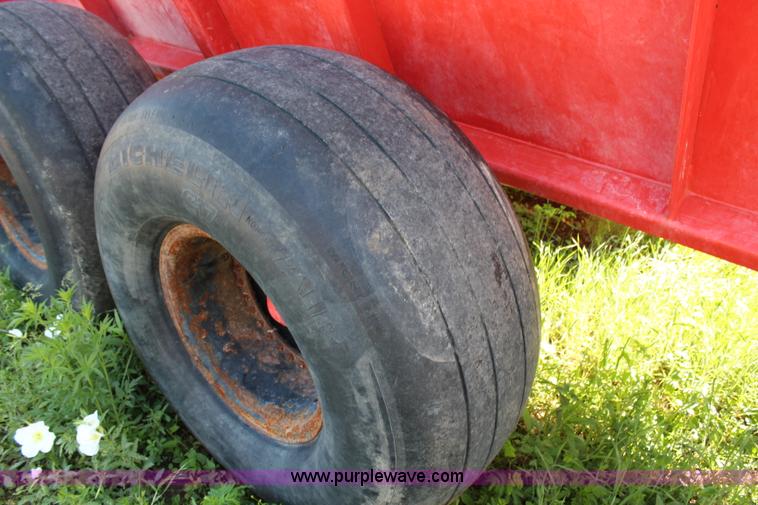 image for item H2744 2009 Kuhn Knight Slinger 8124 manure spreader