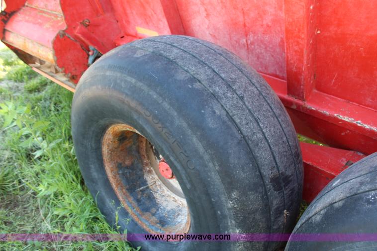 image for item H2744 2009 Kuhn Knight Slinger 8124 manure spreader