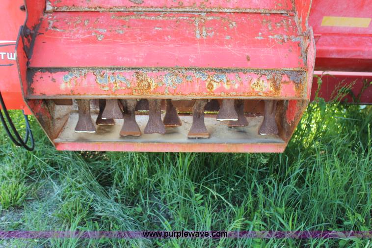 image for item H2744 2009 Kuhn Knight Slinger 8124 manure spreader