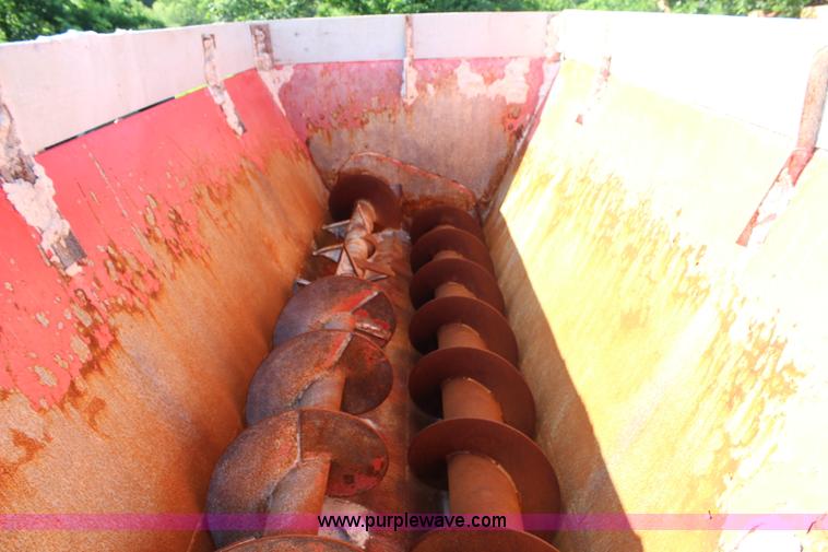 image for item H2744 2009 Kuhn Knight Slinger 8124 manure spreader