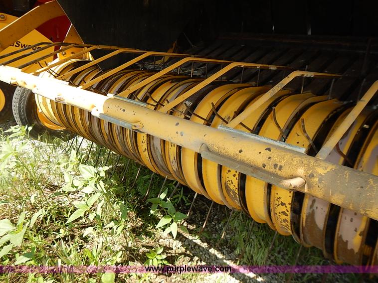 image for item I3624 2003 New Holland BR780 round baler