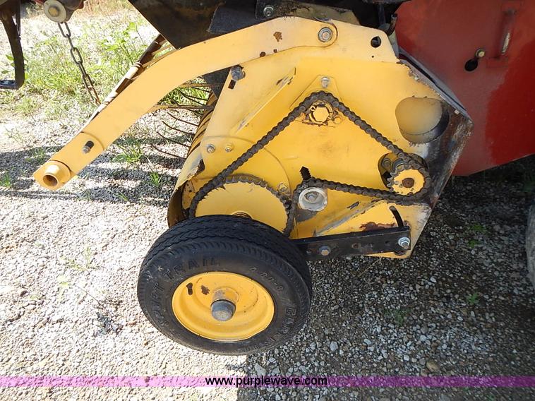 image for item I3624 2003 New Holland BR780 round baler