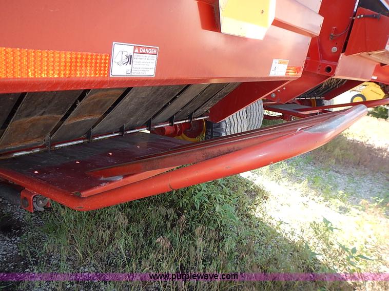 image for item I3624 2003 New Holland BR780 round baler