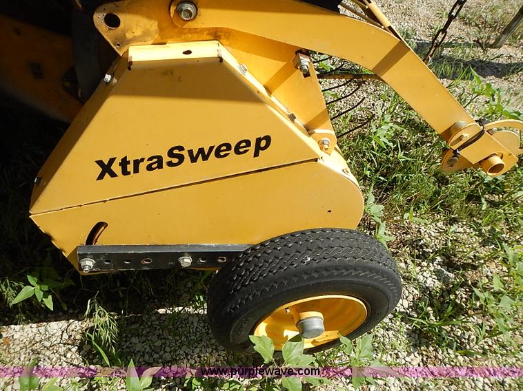 image for item I3624 2003 New Holland BR780 round baler