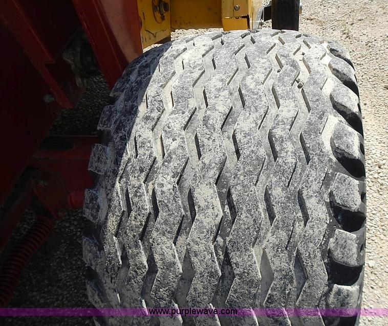 image for item I3625 2006 New Holland BR780A round baler