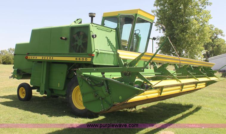 image for item I7374 1972 John Deere 6600 combine