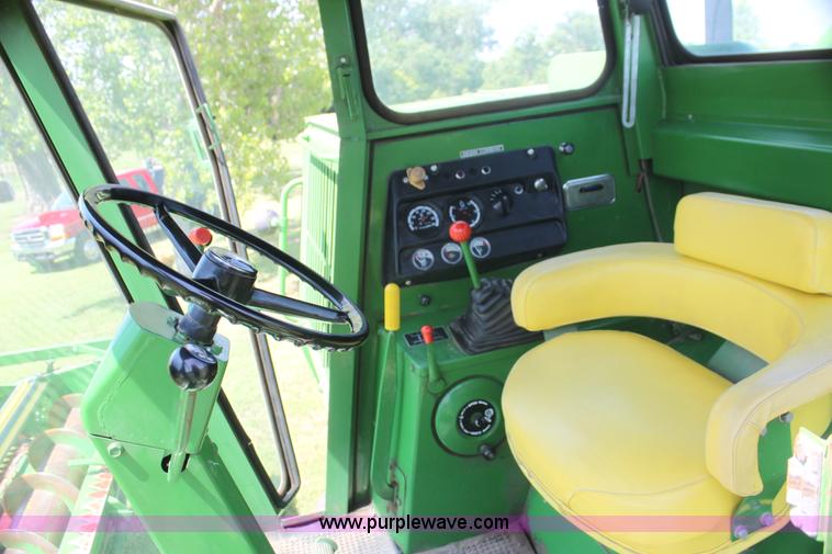 image for item I7374 1972 John Deere 6600 combine