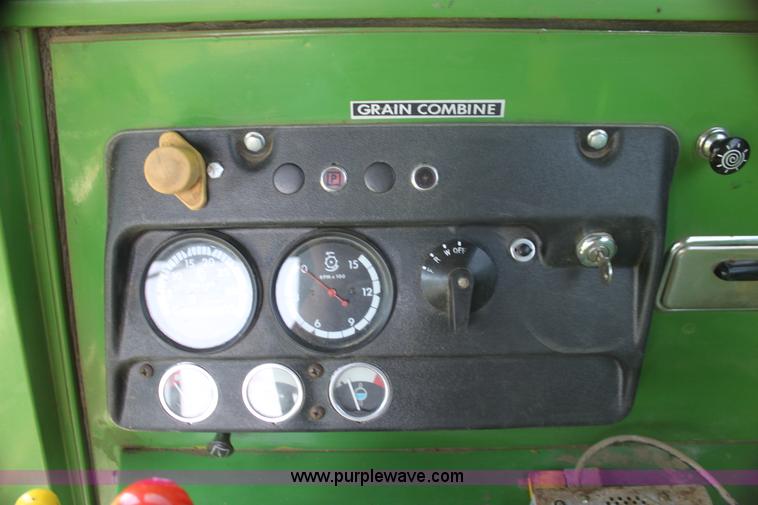 image for item I7374 1972 John Deere 6600 combine