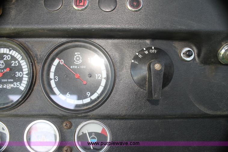 image for item I7374 1972 John Deere 6600 combine