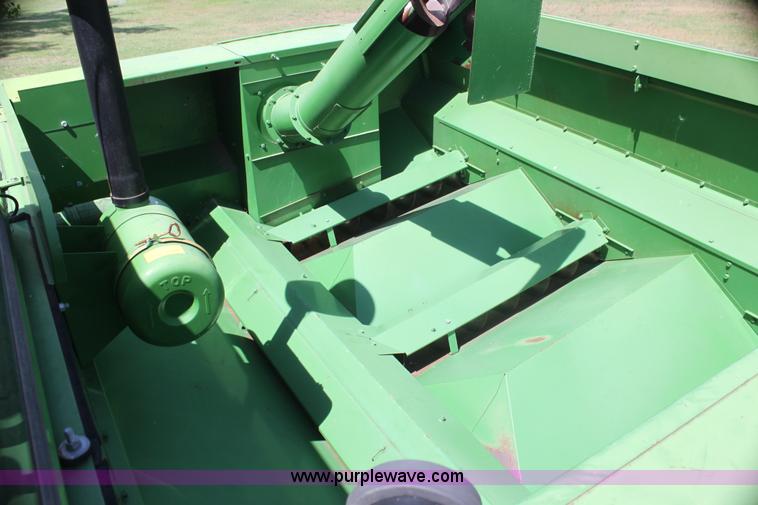 image for item I7374 1972 John Deere 6600 combine