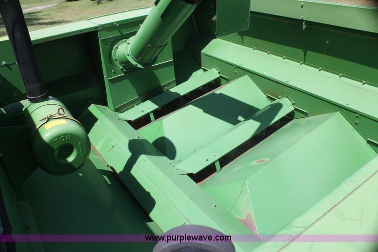 image for item I7374 1972 John Deere 6600 combine