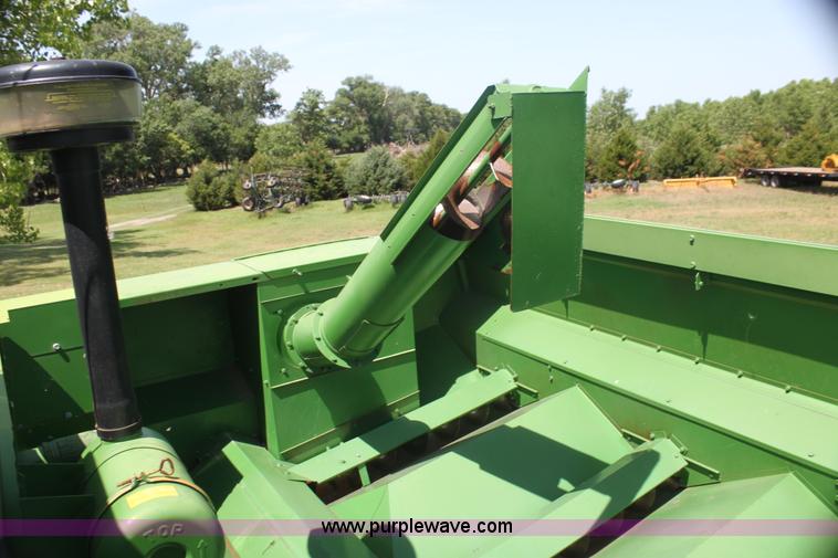 image for item I7374 1972 John Deere 6600 combine