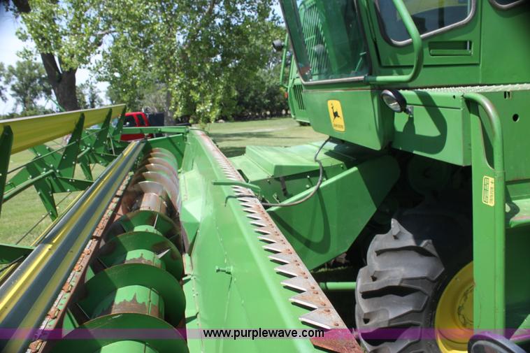 image for item I7374 1972 John Deere 6600 combine