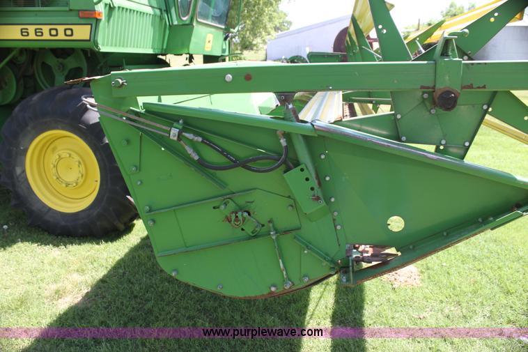 image for item I7374 1972 John Deere 6600 combine