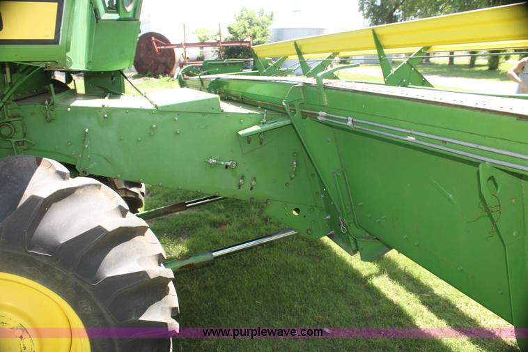 image for item I7374 1972 John Deere 6600 combine