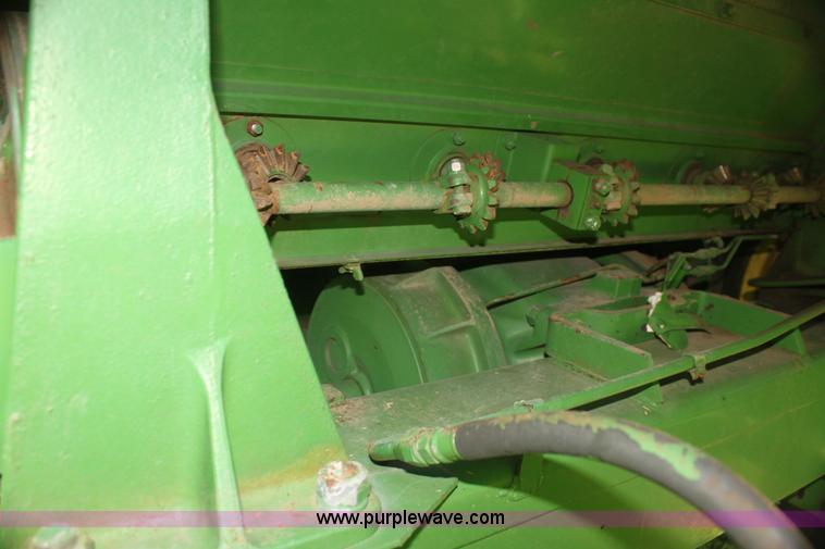 image for item I7374 1972 John Deere 6600 combine
