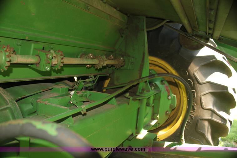 image for item I7374 1972 John Deere 6600 combine