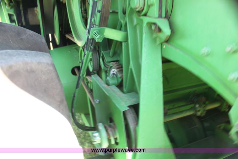image for item I7374 1972 John Deere 6600 combine