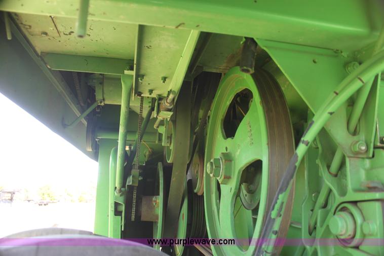 image for item I7374 1972 John Deere 6600 combine