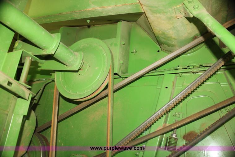 image for item I7374 1972 John Deere 6600 combine