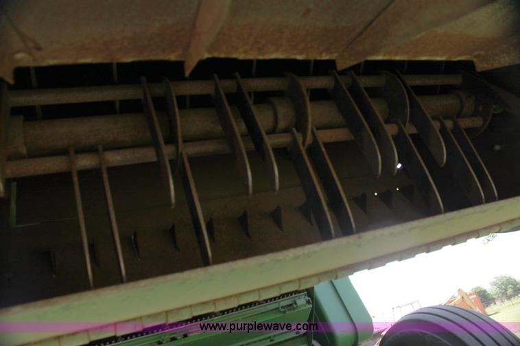 image for item I7374 1972 John Deere 6600 combine