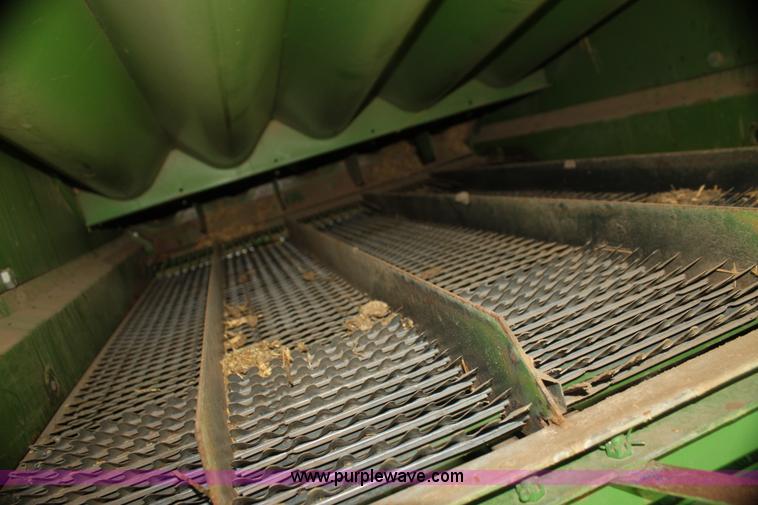 image for item I7374 1972 John Deere 6600 combine