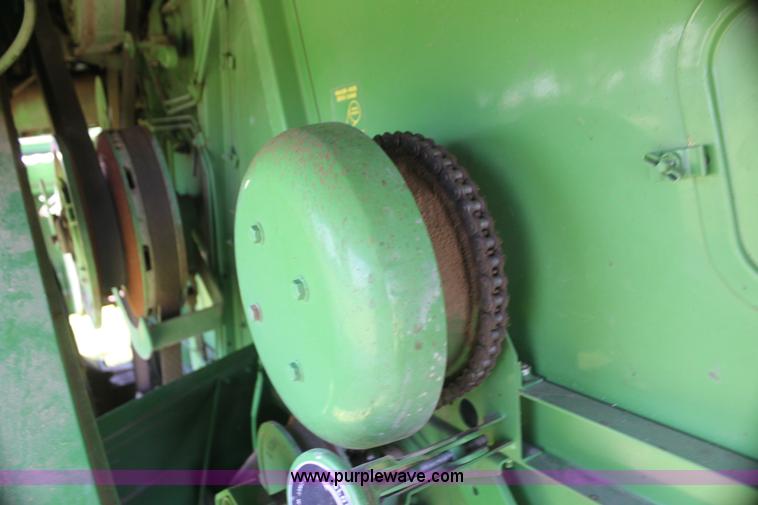 image for item I7374 1972 John Deere 6600 combine