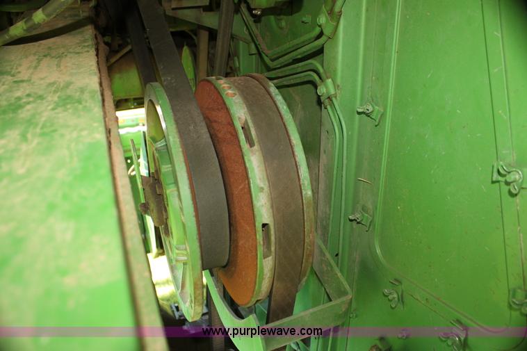 image for item I7374 1972 John Deere 6600 combine